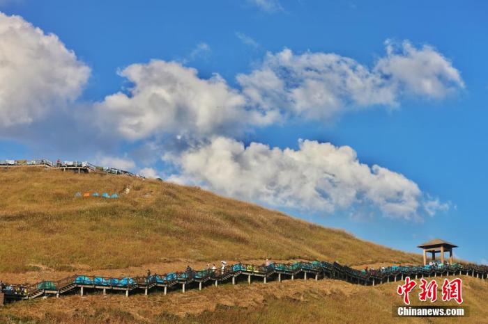 資料圖：圖為江西武功山高山草甸旁的登山步道，游客在登山。 劉力鑫 攝