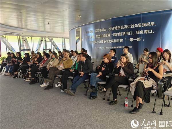 外媒記者探訪天津港北疆港區(qū)C段智能化集裝箱碼頭。人民網(wǎng)記者 符園園攝
