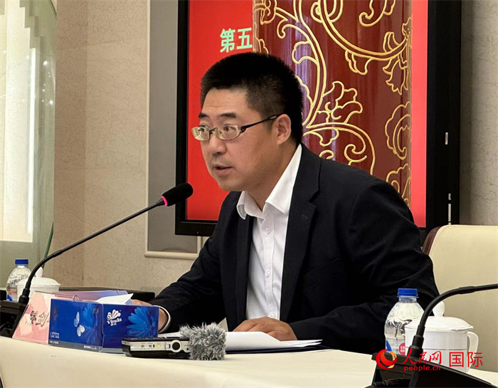 10月31日，歐美同學(xué)會(huì)副秘書長(zhǎng)滕劍峰在第五屆中法文化論壇媒體吹風(fēng)會(huì)上講話。（人民網(wǎng) 謝瑩攝）