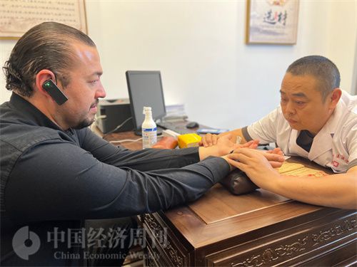   （外媒記者走進(jìn)中醫(yī)堂，問診中醫(yī)名師。中國經(jīng)濟(jì)周刊記者 郭志強(qiáng)攝）