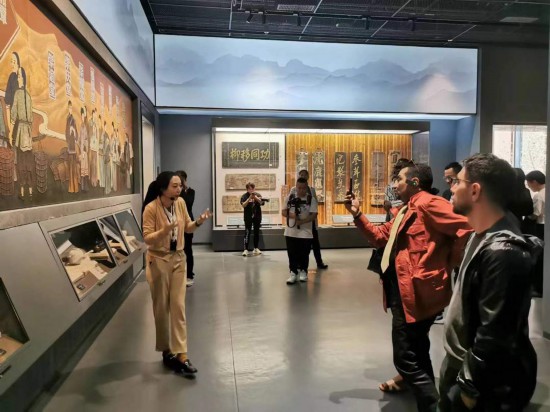  2023“一帶一路”媒體合作論壇聯(lián)合采訪團(tuán)參觀中國(guó)藥都中醫(yī)藥博物館。（本報(bào)記者 黃超攝）