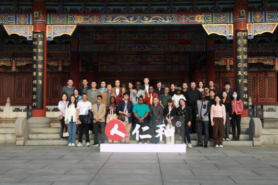 2023“一帶一路”媒體合作論壇聯(lián)合采訪團(tuán)參觀仁和集團(tuán)。（受訪者供圖）