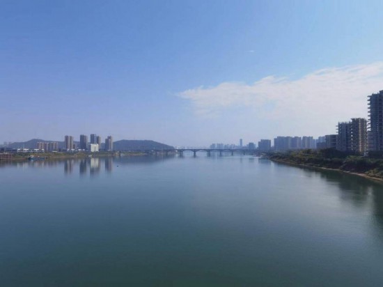 　　10月24日，在清水塘大橋景觀通道上拍攝的湘江景色。本報記者 常雯宜攝