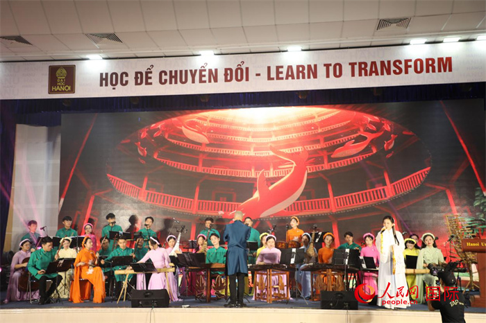 越南新活力民族樂團(tuán)的藝術(shù)家在進(jìn)行演奏。人民網(wǎng)記者楊曄攝