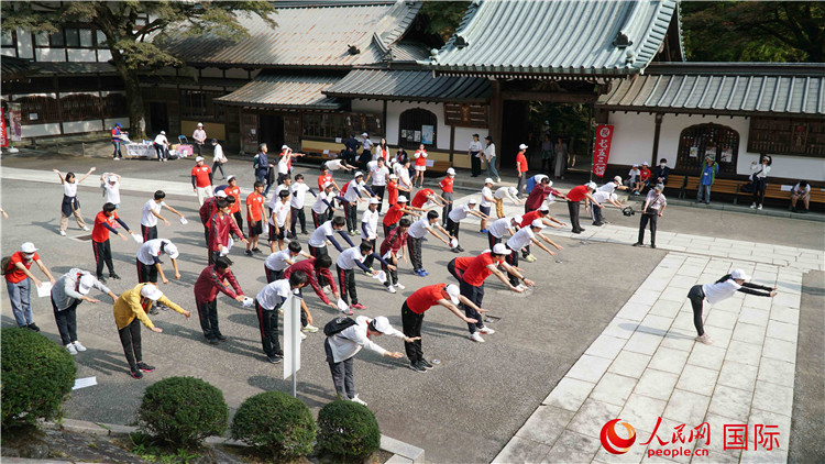 開跑前，中日青少年一起做熱身運(yùn)動(dòng)。人民網(wǎng) 蔣曉辰攝