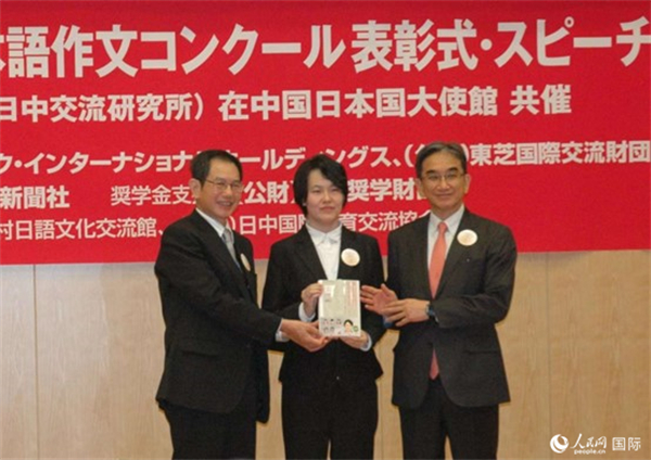 日本駐華大使垂秀夫（右一）、日本僑報社總編輯段躍中（左一）和趙志琳同學合影留念。人民網(wǎng)記者 陳建軍攝