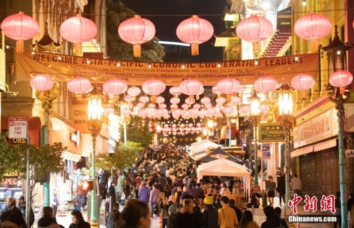 當(dāng)?shù)貢r(shí)間11月10日，美國(guó)舊金山唐人街夜市人頭攢動(dòng)。亞太經(jīng)合組織(APEC)第三十次領(lǐng)導(dǎo)人非正式會(huì)議將在舊金山舉行，當(dāng)?shù)靥迫私钟?jì)劃舉辦包括夜市在內(nèi)的多場(chǎng)活動(dòng)，以吸引與會(huì)者、游客和市民的光顧。<a target='_blank' href='/'><p  align=