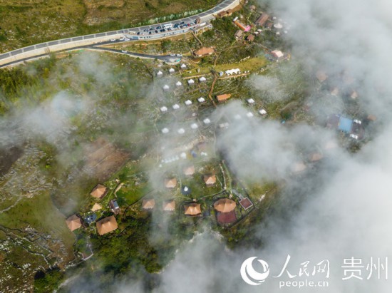 航拍掩映在晨間薄霧中的“花都里·化屋野奢度假營(yíng)地“。人民網(wǎng) 陽(yáng)茜攝