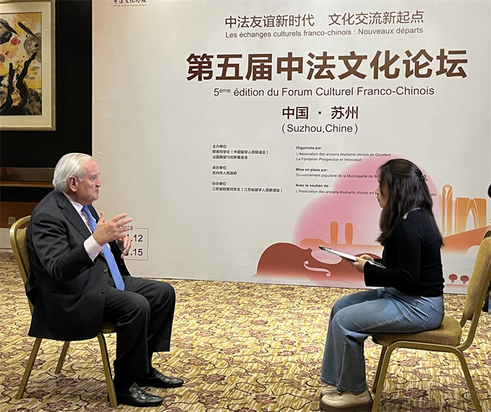 法國前總理、法國展望與創(chuàng)新基金會(huì)主席讓-皮埃爾·拉法蘭接受人民網(wǎng)的采訪。（國際在線供圖）
