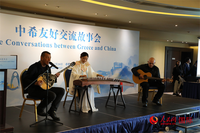 中希藝術(shù)家用古箏和布祖基琴演奏希臘著名歌曲《比雷埃夫斯的孩子》。   人民網(wǎng)記者 謝亞宏攝