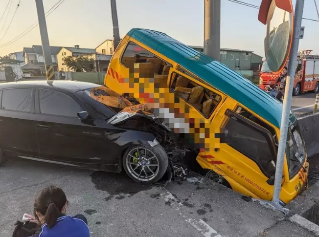 托兒所校車被轎車從側邊撞上，車體嚴重毀損。圖片來源：臺灣《聯合報》民眾供圖