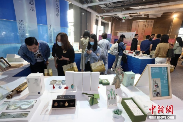 9月28日，“一帶一路，文明之橋”圖書文創(chuàng)展在北京圖書大廈開幕，圖為觀眾參觀展覽。<a target='_blank' href='/'><p  align=
