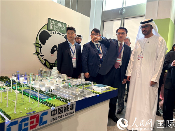 COP28主席蘇爾坦·賈比爾參觀中國角展示。人民網(wǎng)記者任皓宇攝