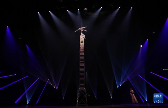 12月8日，演員在法國巴黎舉行的中國雜技“奇妙之夜”演出上表演《高椅》。新華社記者 高靜 攝