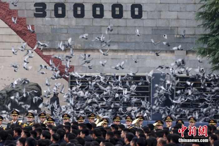 12月13日是第十個(gè)南京大屠殺死難者國(guó)家公祭日。當(dāng)天上午，南京大屠殺死難者國(guó)家公祭儀式在侵華日軍南京大屠殺遇難同胞紀(jì)念館舉行。圖為國(guó)家公祭儀式現(xiàn)場(chǎng)。<a target='_blank' href='/'><p  align=