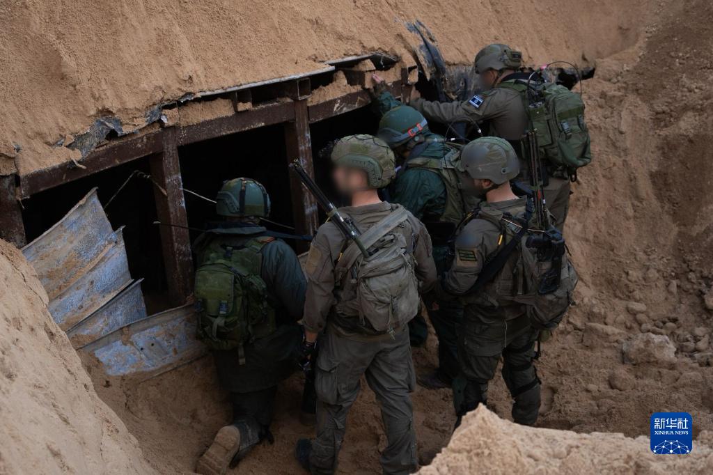 這張以色列國防軍12月17日發(fā)布的照片顯示，以軍地面部隊在加沙地帶發(fā)現(xiàn)一處大型地下隧道。新華社發(fā)