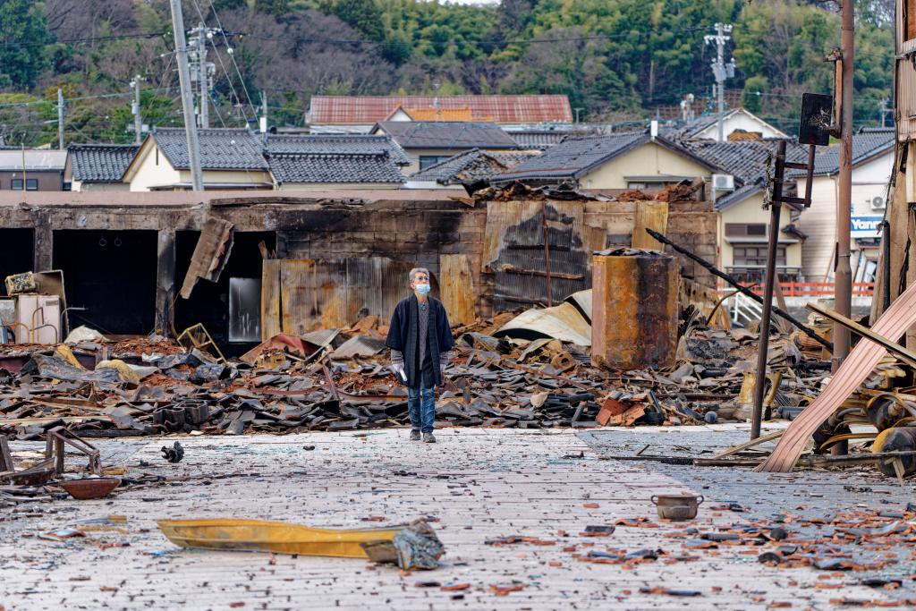 1月4日，一名市民查看日本石川縣輪島市“輪島早市”廢墟。新華社記者張笑宇攝