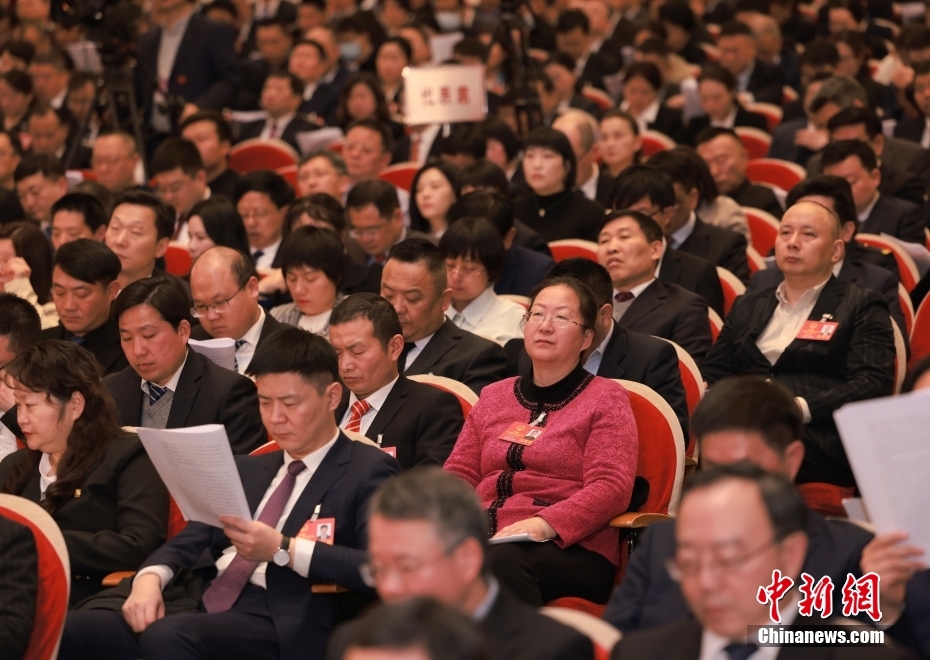 1月23日，安徽省第十四屆人民代表大會第二次會議在合肥開幕。圖為代表委員認真聽取政府工作報告。