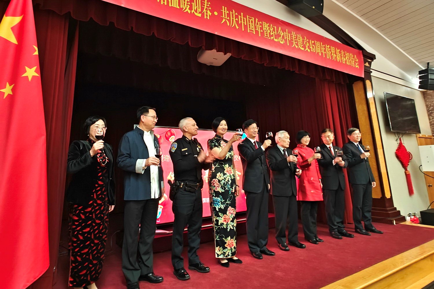 僑胞代表與駐舊金山總領(lǐng)館官員合影。主辦方供圖