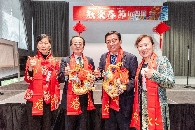 向池田知事、大西市長(zhǎng)贈(zèng)送“歡樂(lè)春節(jié)“吉祥龍。從左到右為魏有美副總領(lǐng)事、池田豊人知事、大西秀人市長(zhǎng)、馬曉琛主任。中國(guó)駐大阪旅游辦事處供圖