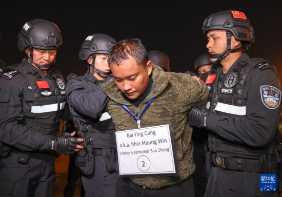 1月30日，在緬甸內(nèi)比都國際機場，緬甸警方依法向我公安機關(guān)移交緬北重大犯罪嫌疑人白應(yīng)蒼。新華社記者 殷剛 攝