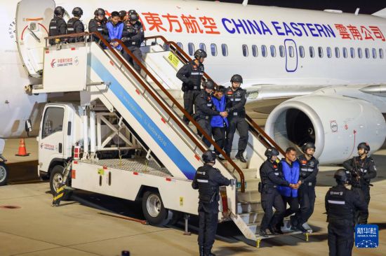 1月30日，在云南昆明長水機場，白所成、白應(yīng)蒼、魏懷仁、劉正祥、劉正茂、徐老發(fā)等10名緬北重大犯罪嫌疑人被我公安機關(guān)成功押解回國。新華社記者 殷剛 攝