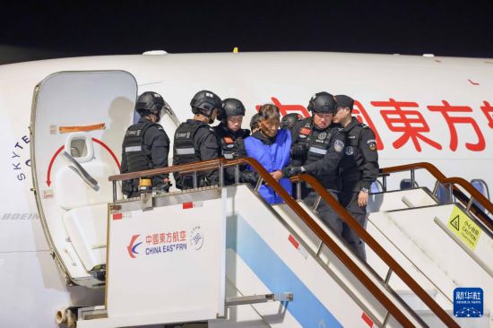 1月30日，在云南昆明長水機場，緬北重大犯罪嫌疑人白所成被我公安機關(guān)成功押解回國。新華社記者 殷剛 攝
