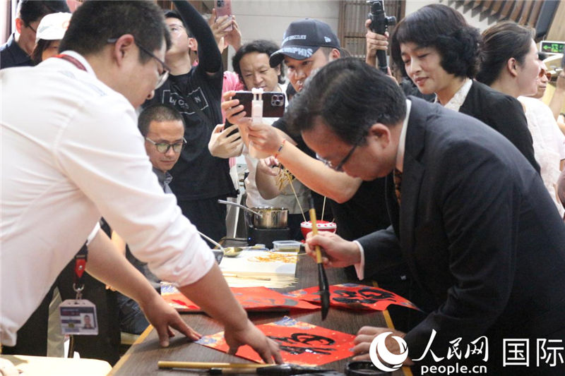 中國駐菲律賓大使黃溪連出席活動并與留菲學(xué)子共迎新春。人民網(wǎng)記者樊帆 攝