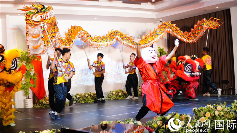 在菲留學(xué)生通過舞龍舞獅表演呈現(xiàn)中華優(yōu)秀傳統(tǒng)文化魅力。人民網(wǎng)記者樊帆 攝