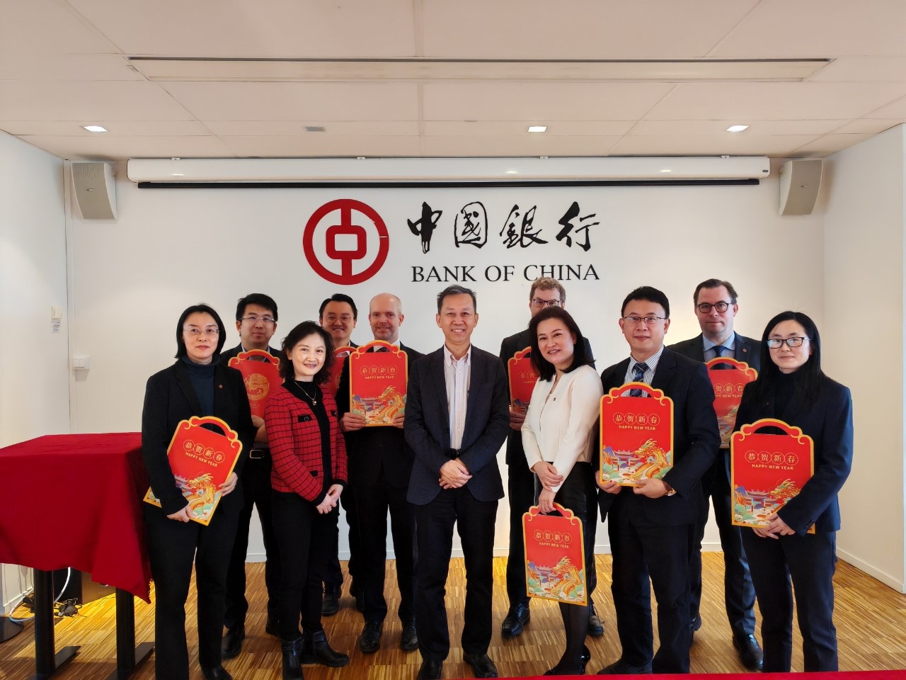 中國駐瑞典大使崔愛民（左六）與中國銀行（歐洲）有限公司斯德哥爾摩分行中外員工合影。中國駐瑞典大使館供圖