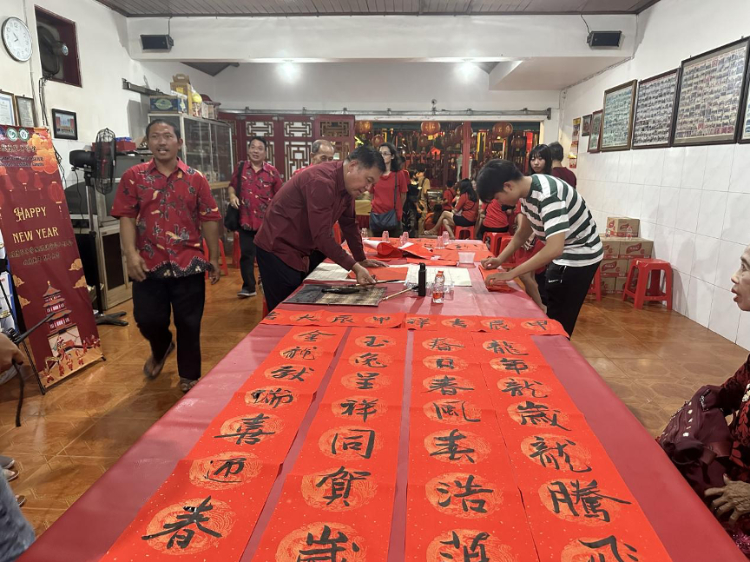 茍皓東為華人朋友現(xiàn)場寫春聯(lián)送福字。巴陵康孔子學院供圖
