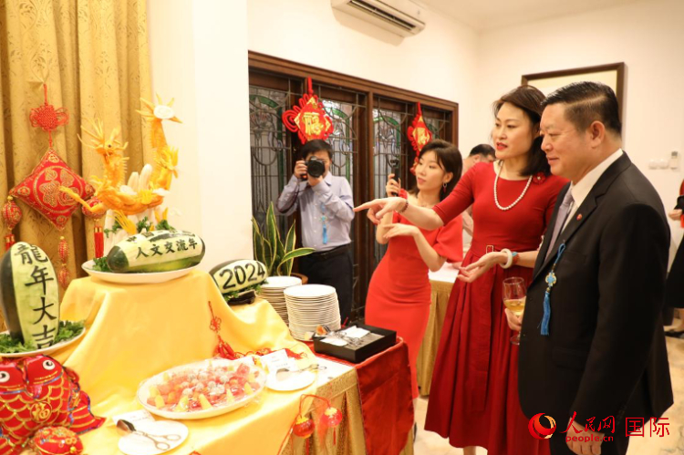 中國駐東盟大使侯艷琪（右二）同東盟秘書長高金洪（右一）欣賞食雕。人民網(wǎng)記者 曹師韻攝
