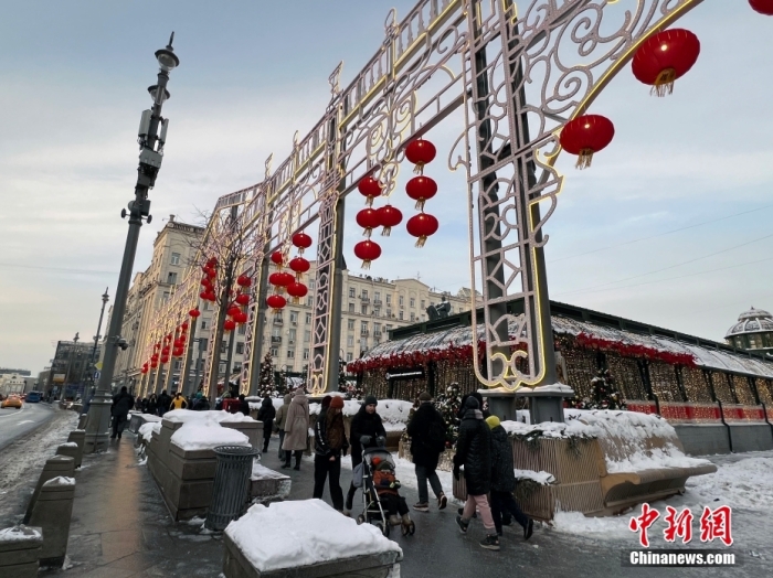 當?shù)貢r間2月9日，中國農(nóng)歷新年慶祝活動啟動儀式在莫斯科市中心的卡梅爾格爾斯基巷舉行。圖為特維爾大街裝飾的中國大紅燈籠。<a target='_blank' href='/'><p  align=