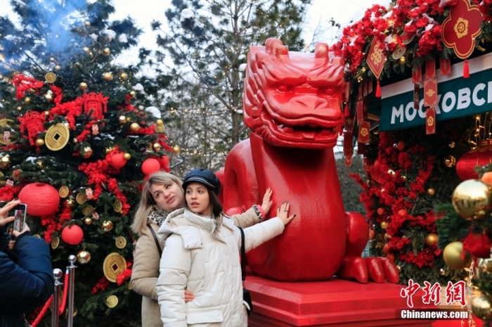 當?shù)貢r間2月9日，中國農(nóng)歷新年慶?；顒訂觾x式在莫斯科市中心的卡梅爾格爾斯基巷舉行。中國駐俄大使張漢暉，俄羅斯外交部發(fā)言人扎哈羅娃，以及俄羅斯文化部和莫斯科市政府官員出席。慶?；顒訉⒊掷m(xù)至18日。圖為當?shù)孛癖娫谔鼐S爾廣場與龍雕塑合影。