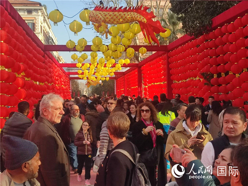 游園會(huì)入口處張燈結(jié)彩，人流如織。人民網(wǎng)記者鄭彬攝