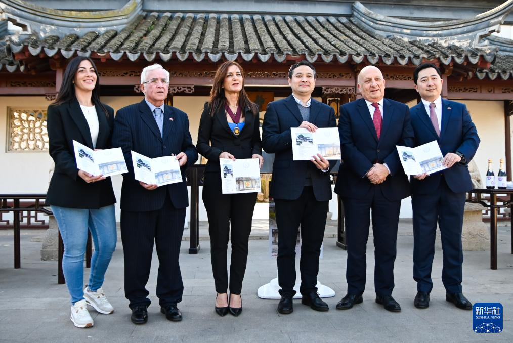 3月6日，嘉賓出席在馬耳他桑塔露琪亞市舉行的中國生肖郵票發(fā)行儀式。新華社發(fā)（喬納森·博格攝）