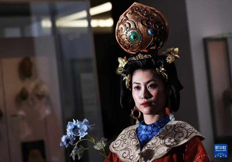 3月13日，在位于法國巴黎的吉美國立亞洲藝術(shù)博物館，模特展示敦煌復(fù)原服飾。新華社記者 高靜 攝