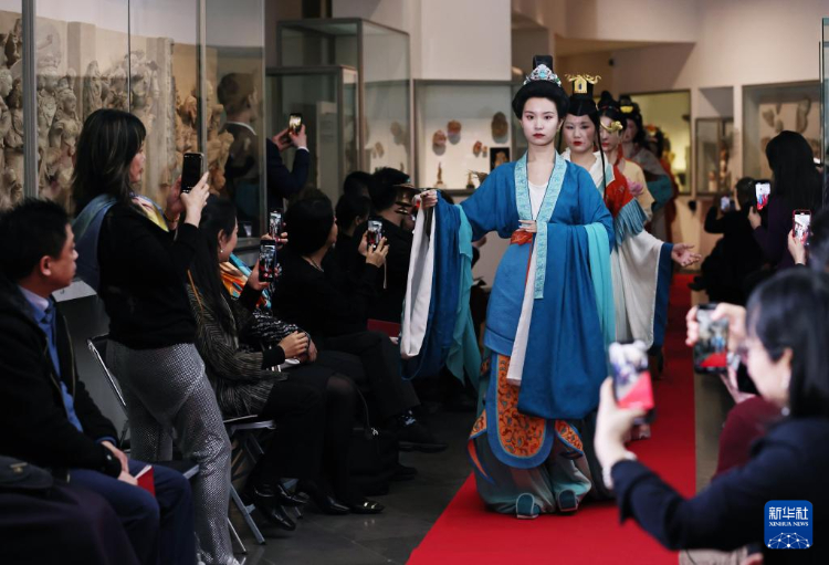 3月13日，在位于法國巴黎的吉美國立亞洲藝術(shù)博物館，模特展示敦煌復(fù)原服飾。新華社記者 高靜 攝