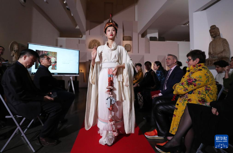3月13日，在位于法國巴黎的吉美國立亞洲藝術(shù)博物館，模特展示敦煌復(fù)原服飾。新華社記者 高靜 攝