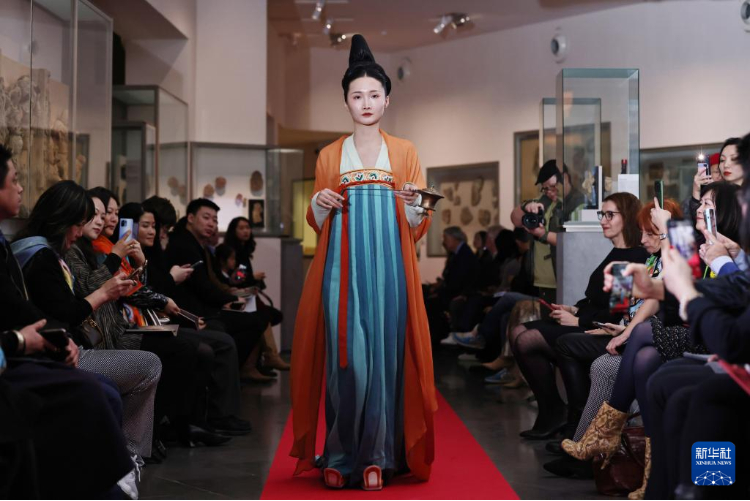 3月13日，在位于法國巴黎的吉美國立亞洲藝術(shù)博物館，模特展示敦煌復(fù)原服飾。新華社記者 高靜 攝