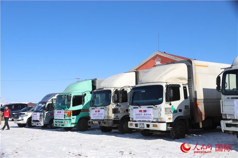 6.3月18日，滿載賑災(zāi)物資卡車在中央省額爾登縣整裝待發(fā)。人民網(wǎng)記者 霍文攝