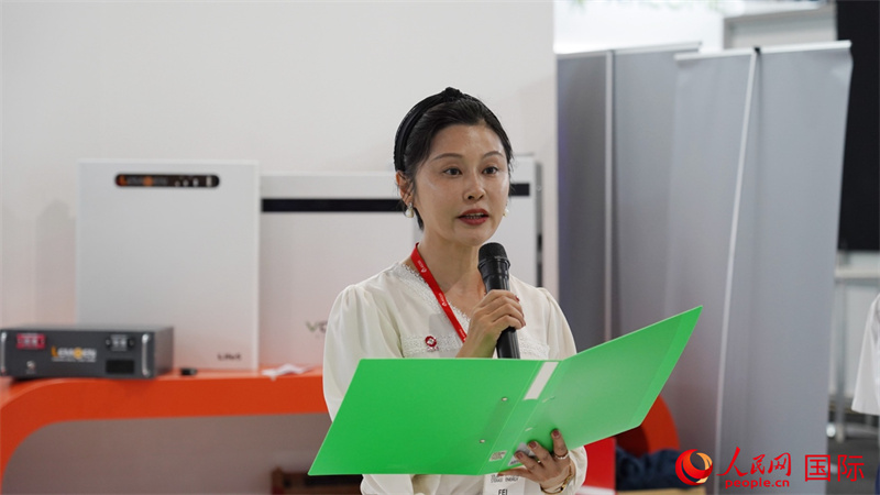 中建材海外經(jīng)濟(jì)合作有限公司總經(jīng)理姜婓致辭。人民網(wǎng) 劉暢攝