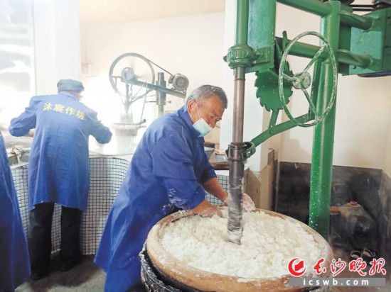 　　作坊里工人正在進(jìn)行粉絲生產(chǎn)。受訪者供圖