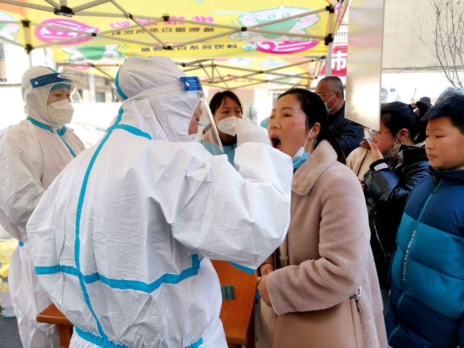 連云港贛榆區(qū)抽調(diào)近500名醫(yī)務人員開展核酸檢測。朱代桂攝