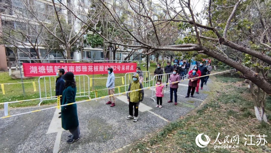 湖塘鎮(zhèn)黨員干部定點(diǎn)、定人、定崗、定責(zé)保障核酸檢測有序進(jìn)行。 武進(jìn)區(qū)委宣傳部供圖