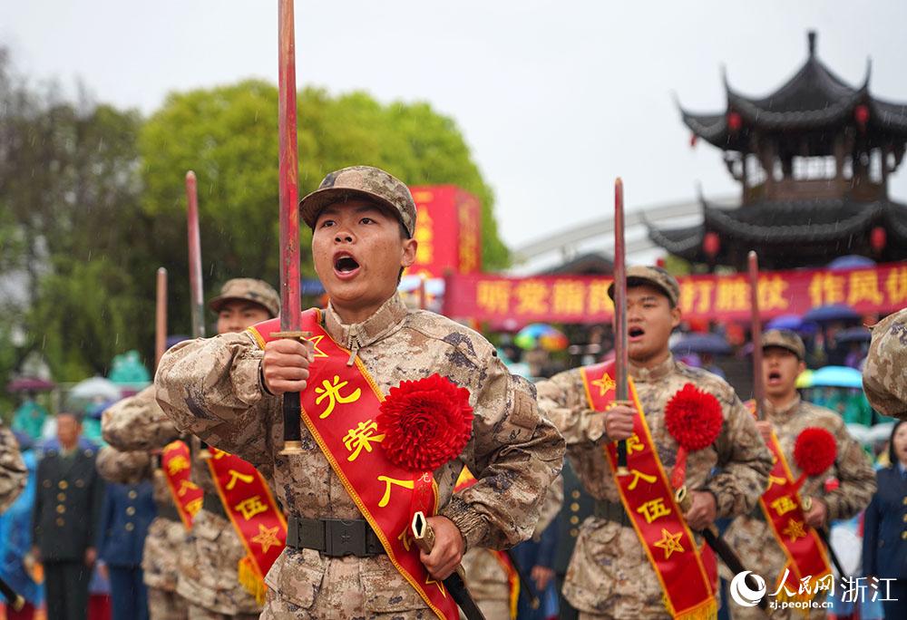 3月22日，新兵們高喊誓言、莊嚴(yán)亮劍。人民網(wǎng) 章勇濤攝