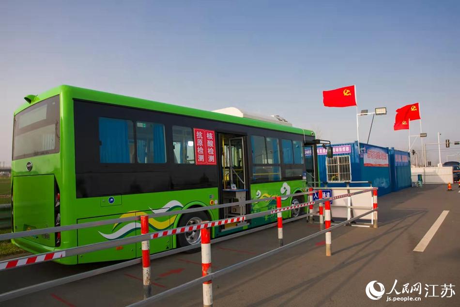 淮安市客總汽車運(yùn)輸有限公司調(diào)集兩部車況最佳“核酸采樣流動(dòng)車”，組建黨員“先鋒崗”。紀(jì)星名攝