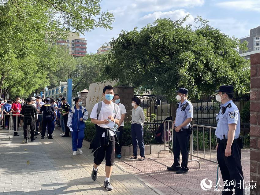 在中關(guān)村中學(xué)考點，考生們有序走入考點。人民網(wǎng) 董兆瑞攝