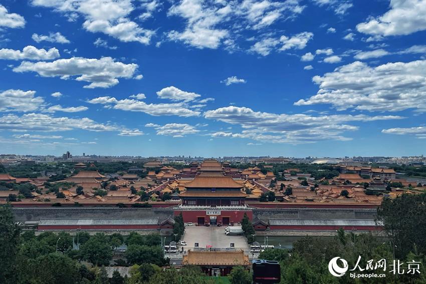 北京再現(xiàn)“高顏值”藍(lán)天白云。 人民網(wǎng) 池夢蕊攝