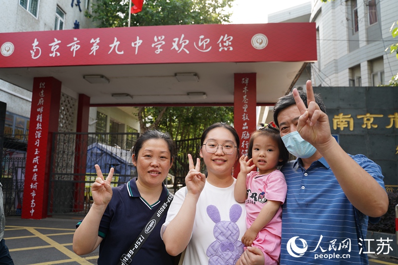 一家人在考點(diǎn)前合影留念。周夢(mèng)嬌攝